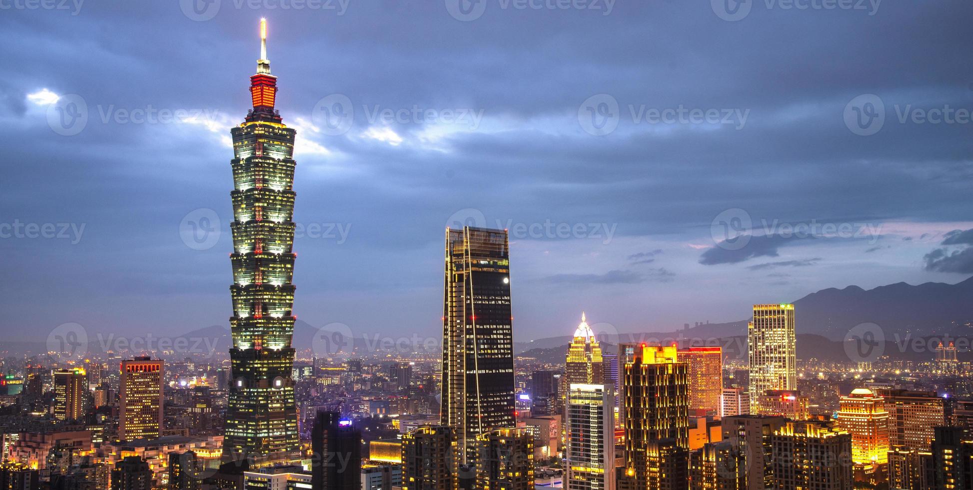 taipeh, taiwan 2019 - touristen besichtigen das stadtbildpanorama und sehen das höchste gebäude und die berühmte landschaft, die der schöne reiseort in taiwan vom elefantenberg aus ist foto