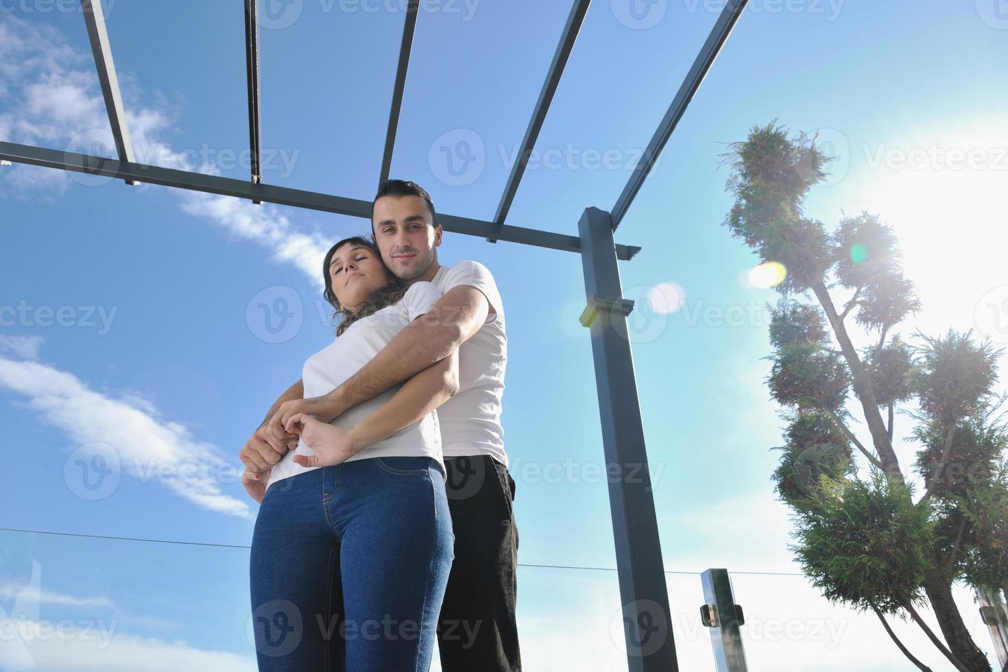 Paar entspannt sich auf dem Balkon foto