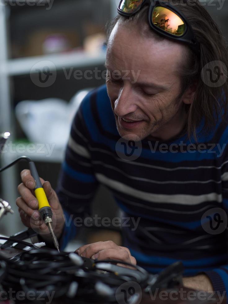 Industriearbeiter löten Kabel von Fertigungsanlagen in einer Fabrik. selektiver Fokus foto