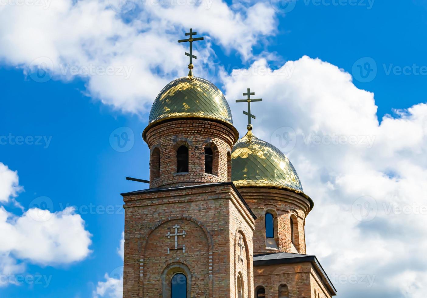 christliches Kirchenkreuz im hohen Kirchturm zum Gebet foto