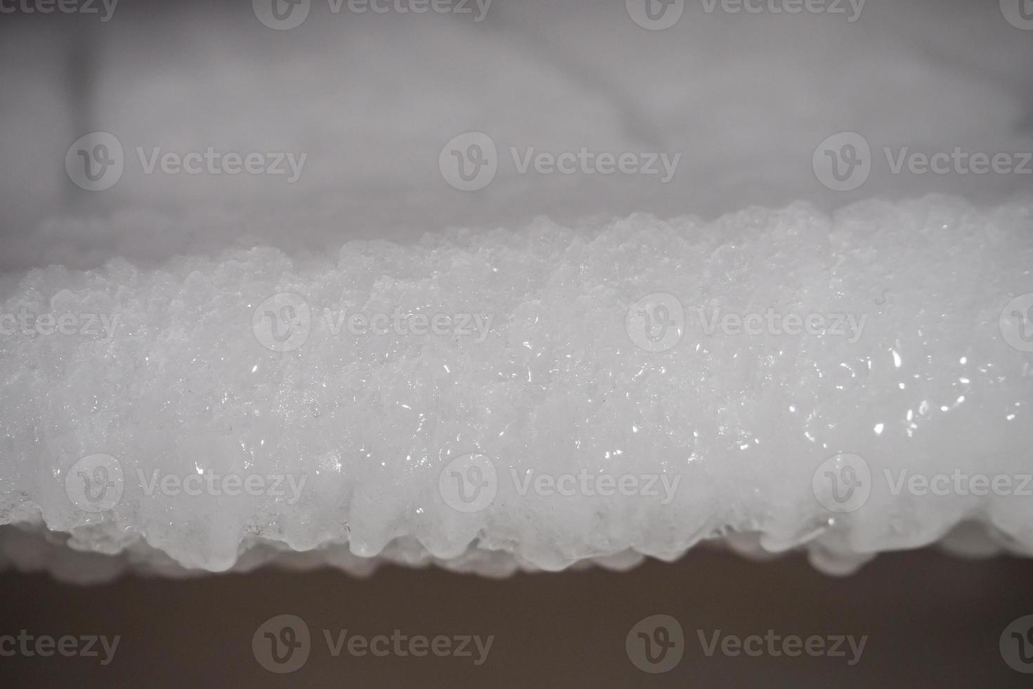 Ansammlung von gefrorenem Eis im Gefrierfach des Kühlschranks foto