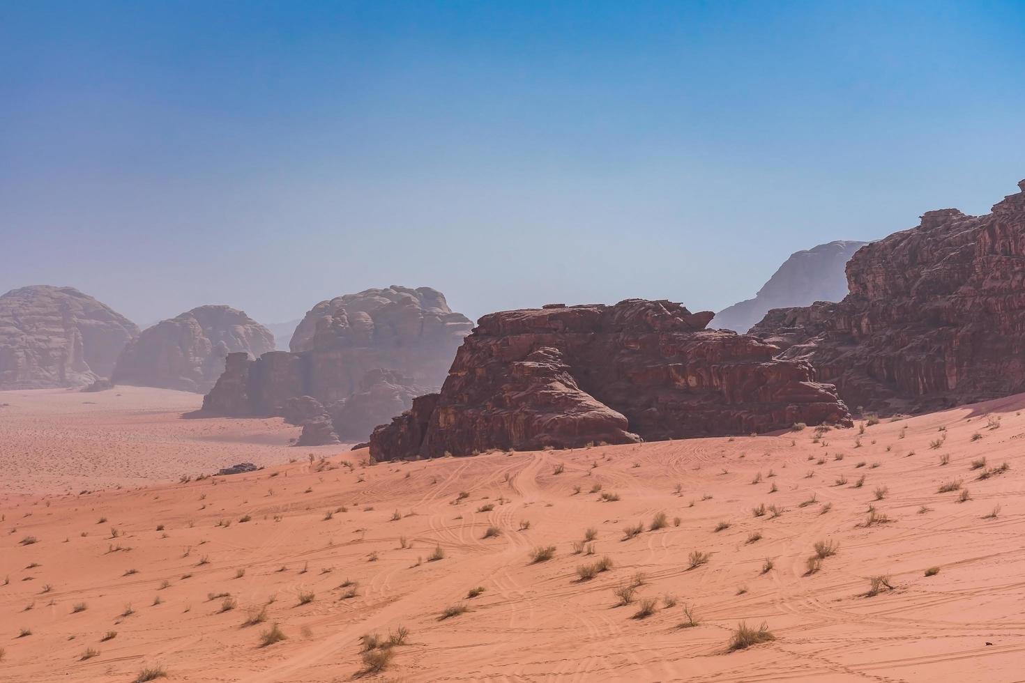 Rote Berge der Wadi Rum Wüste in Jordanien foto