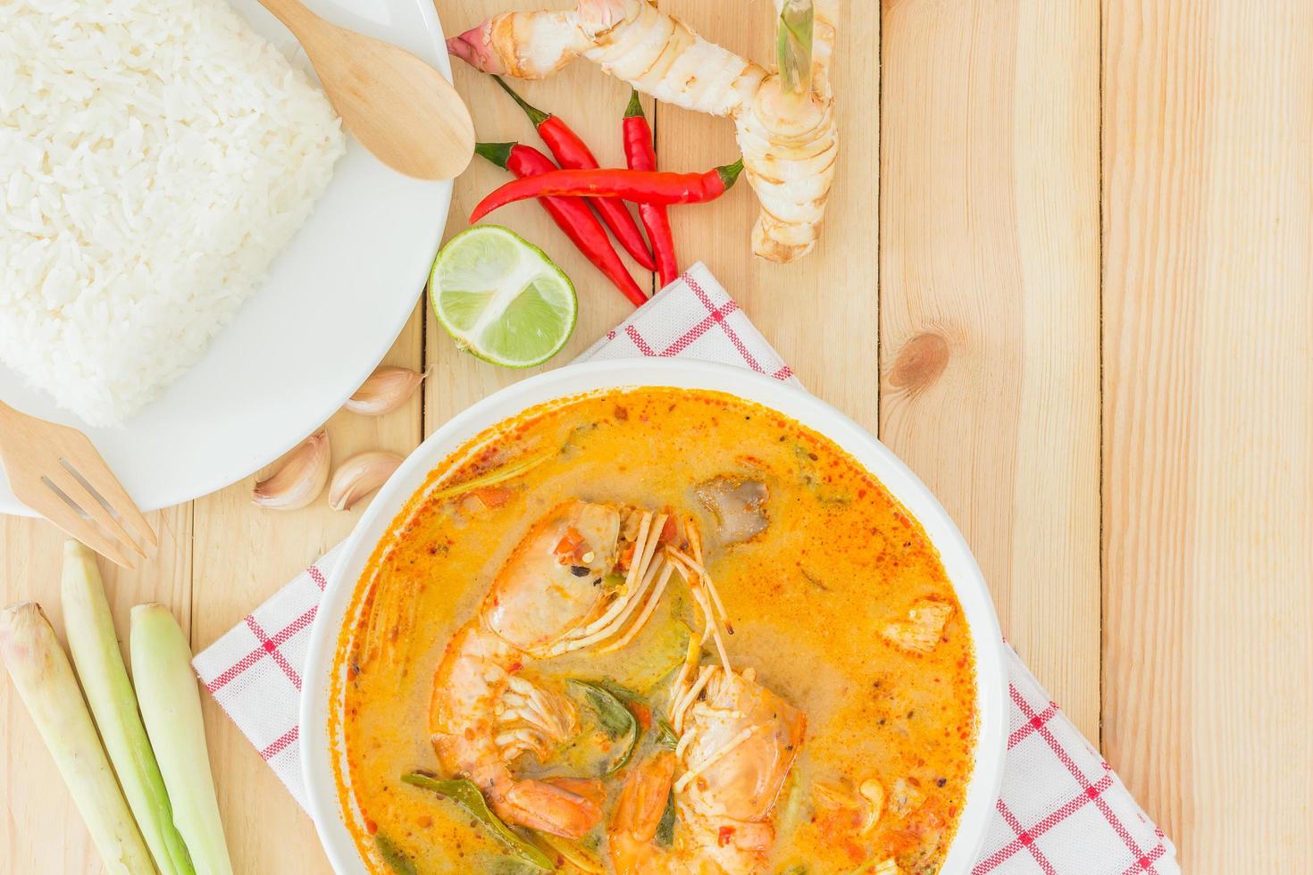 Tom Yam Kong Suppe, typisch für Thailand foto