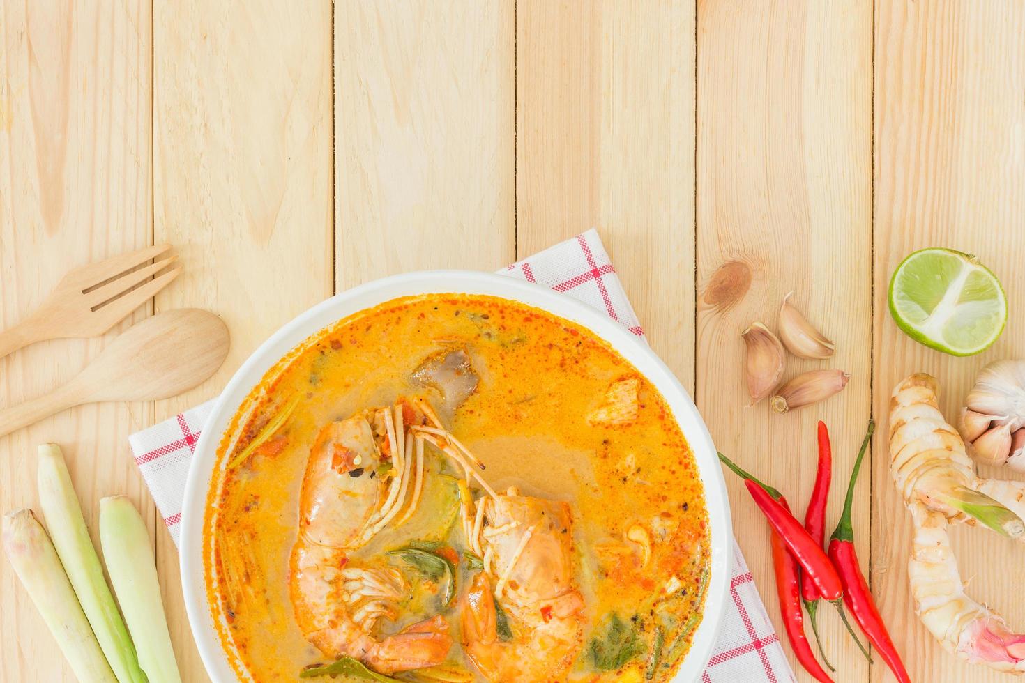 Tom Yam Kong Suppe, typisch für Thailand foto