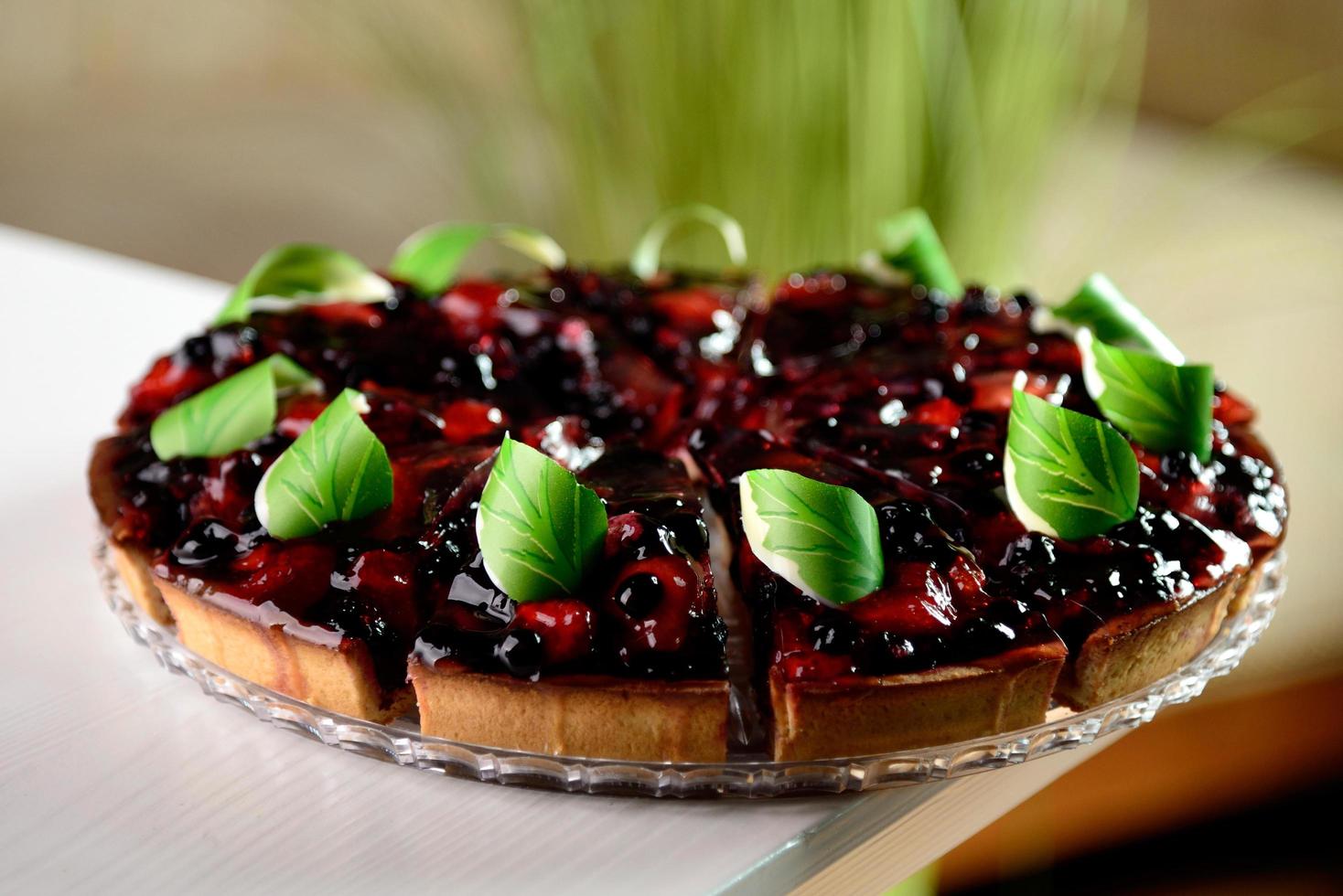 Beerentorte auf einem klaren Teller foto