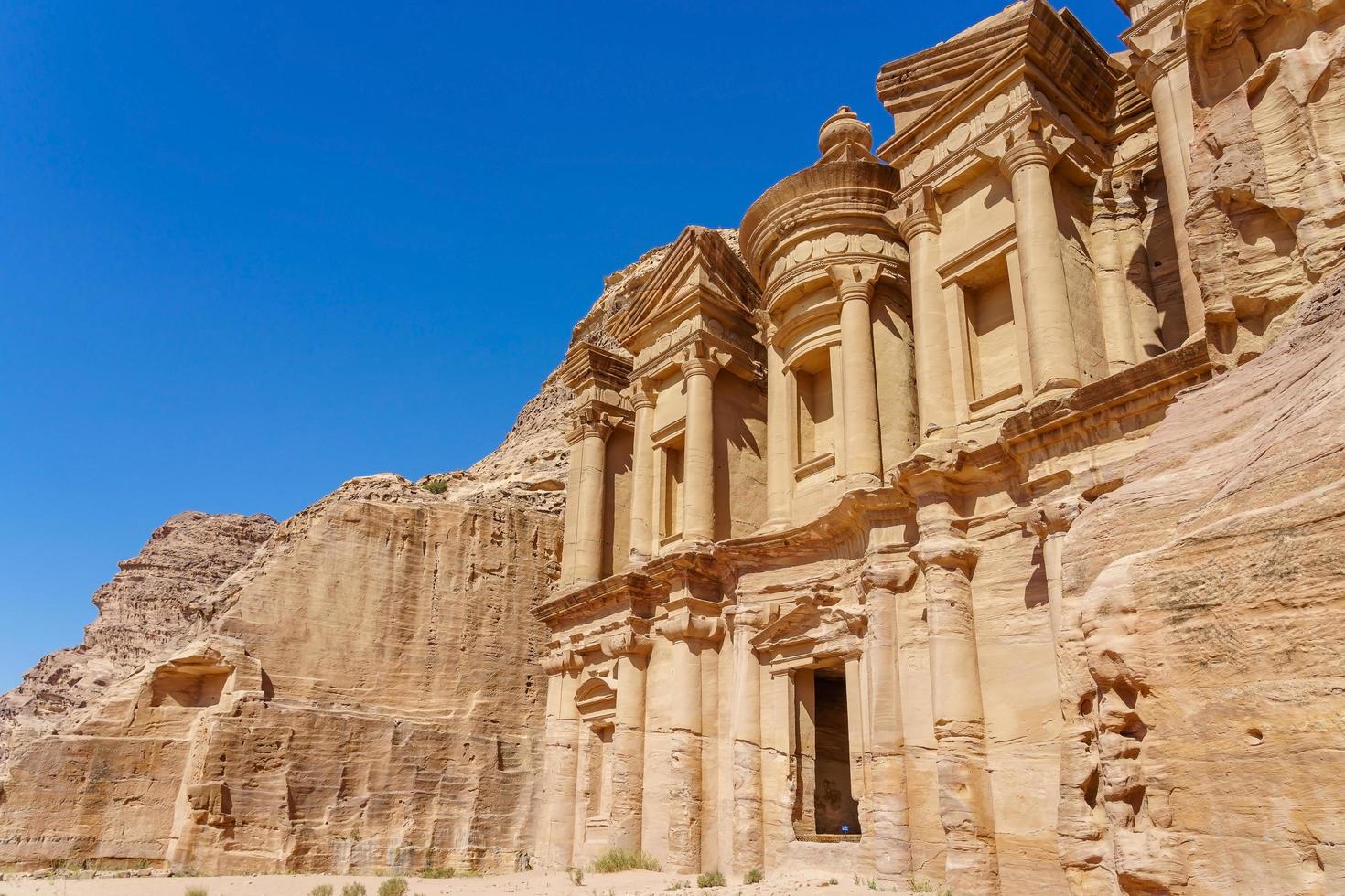 die fassade von ad deir in petra, jordan foto