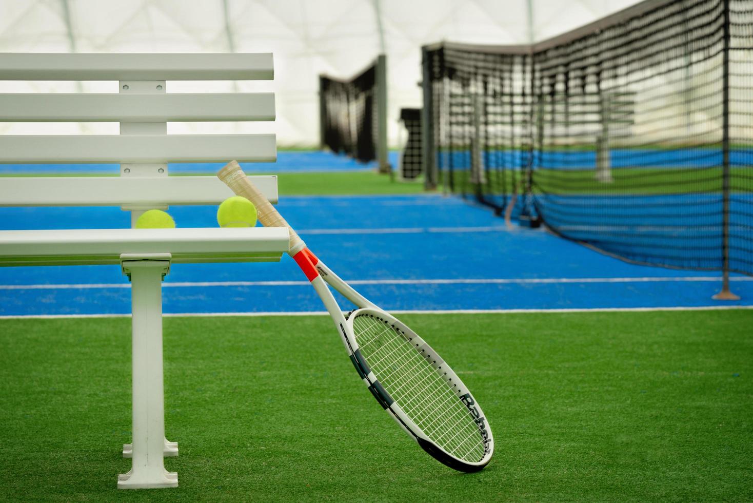 Tennisschläger auf einem Tennisplatz foto