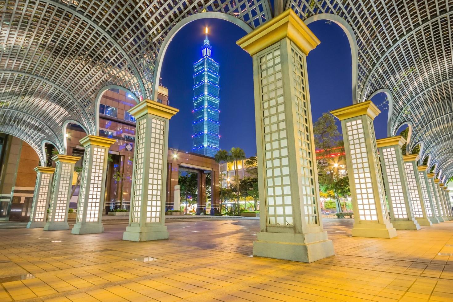 East Taipei Mall und Taipei 101 Tower, Taipei, Taiwan, 2017 foto