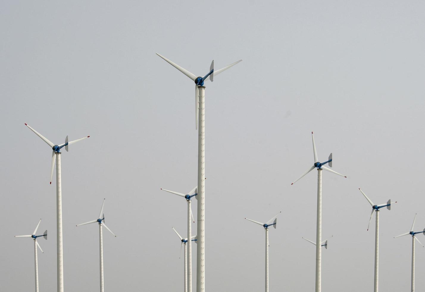 Windkraftanlagen am Himmel foto