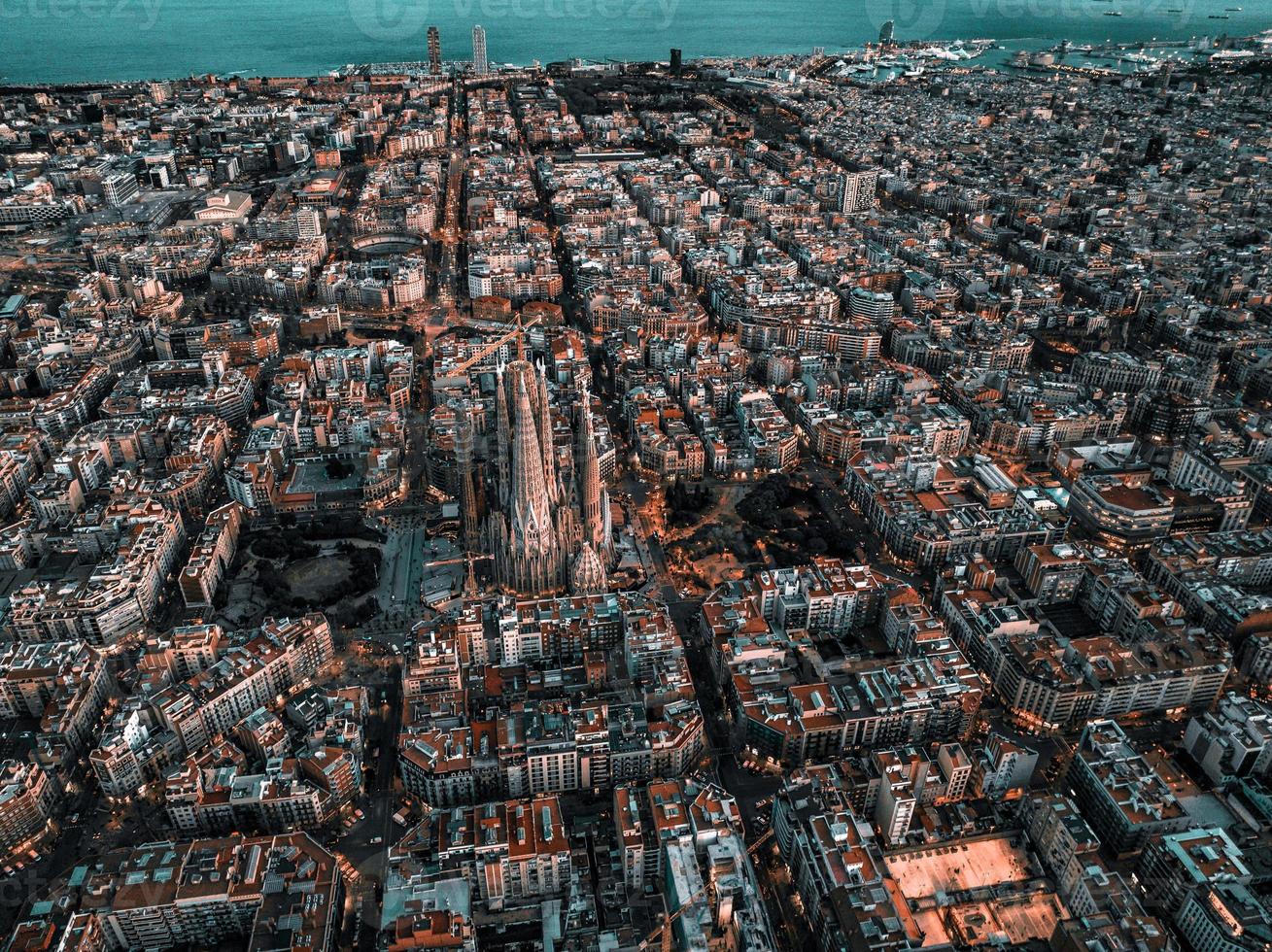 Antenne Aussicht von Barcelona Stadt Horizont und Sagrada familia Kathedrale beim Sonnenuntergang. foto