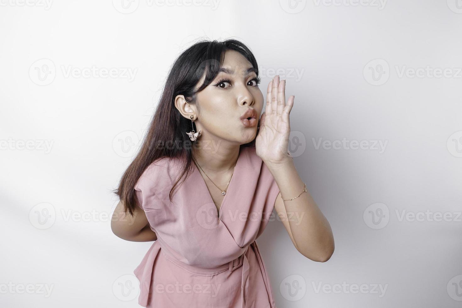 jung schön Frau tragen ein Rosa Bluse schreien und schreiend laut mit ein Hand auf ihr Mund. Kommunikation Konzept. foto