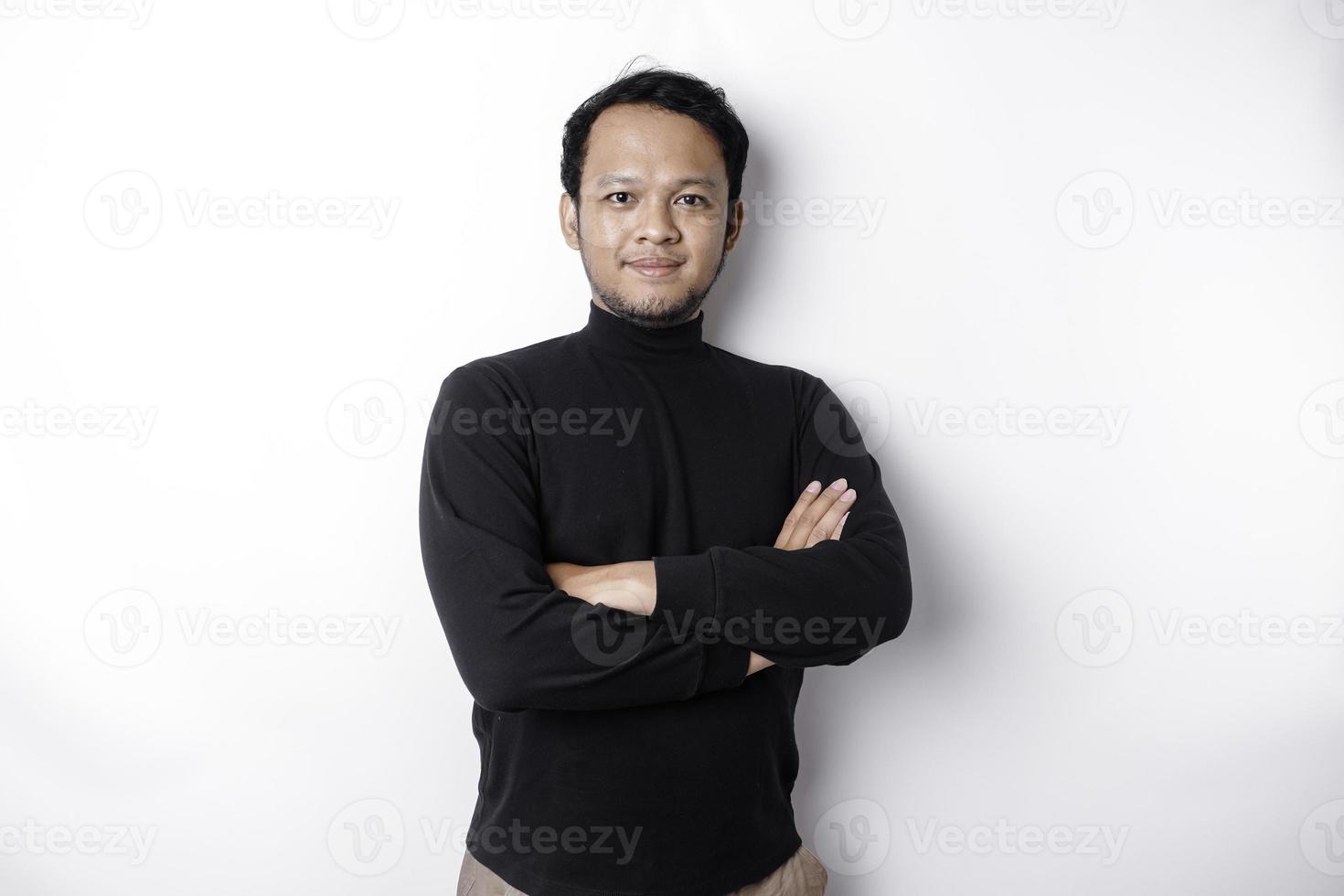 ein asiatisch jung zuversichtlich Mann posieren mit gekreuzt Arm gegen ein Weiß Hintergrund. foto
