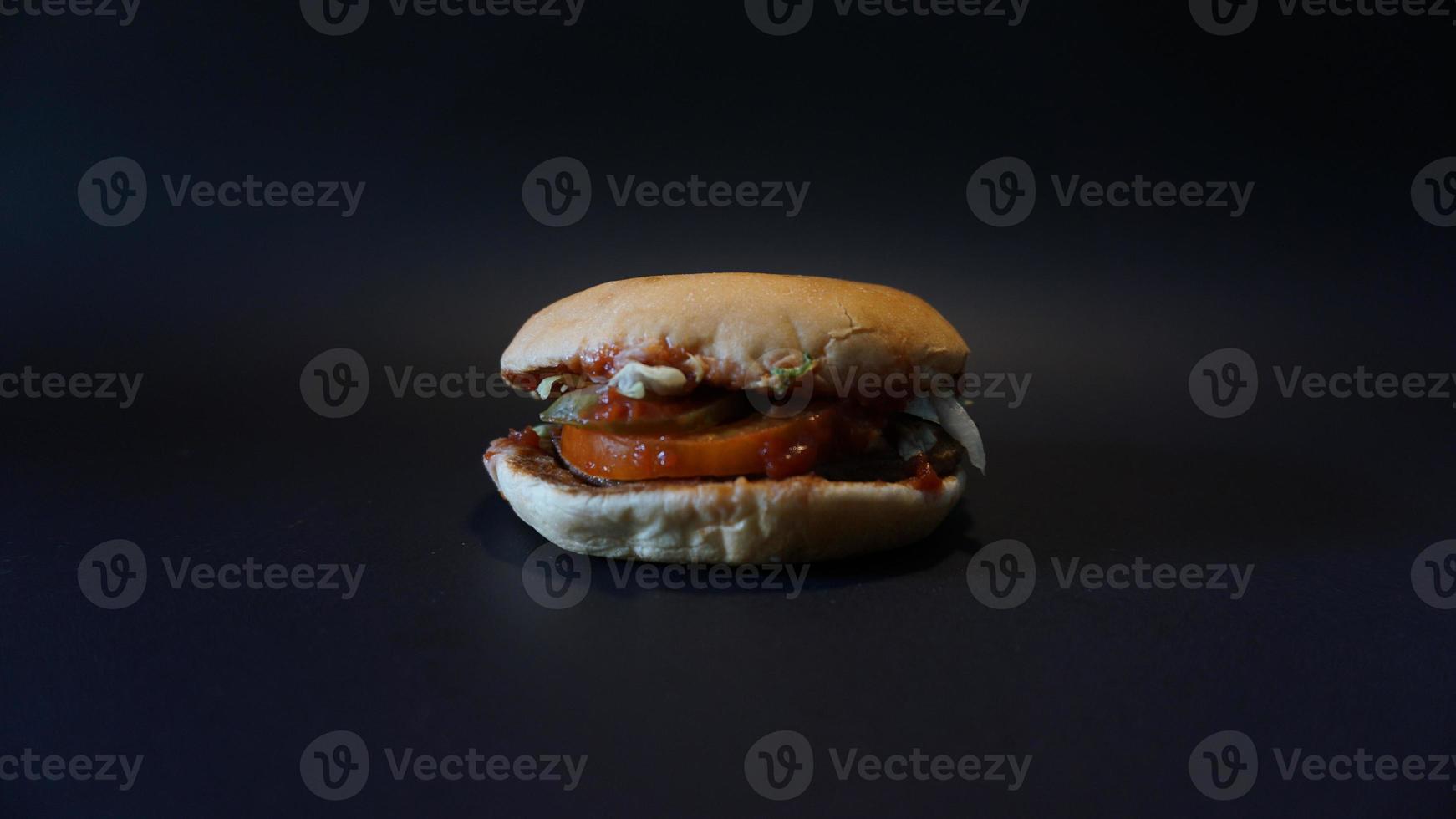 Rindfleisch Burger auf schwarz Hintergrund. foto