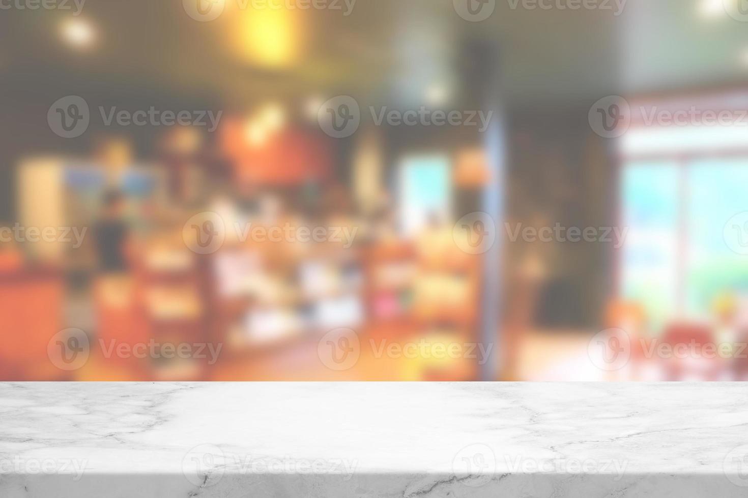Marmor Tabelle mit verschwommen Cafe Innere Hintergrund, geeignet zum Produkt Präsentation Hintergrund, Anzeige, und spotten hoch. foto
