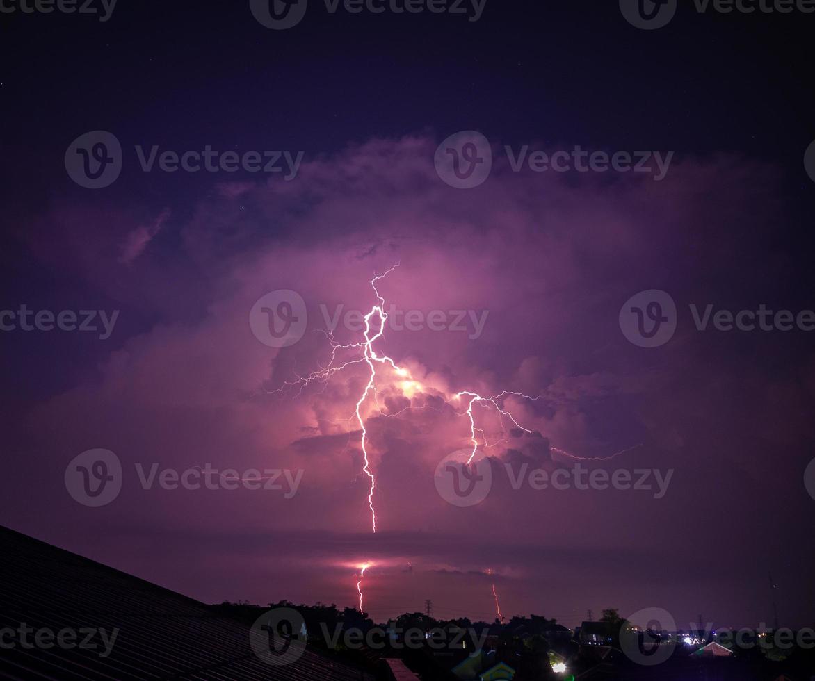 Foto von ein Blitz von Blitz von hinter ein Wolke