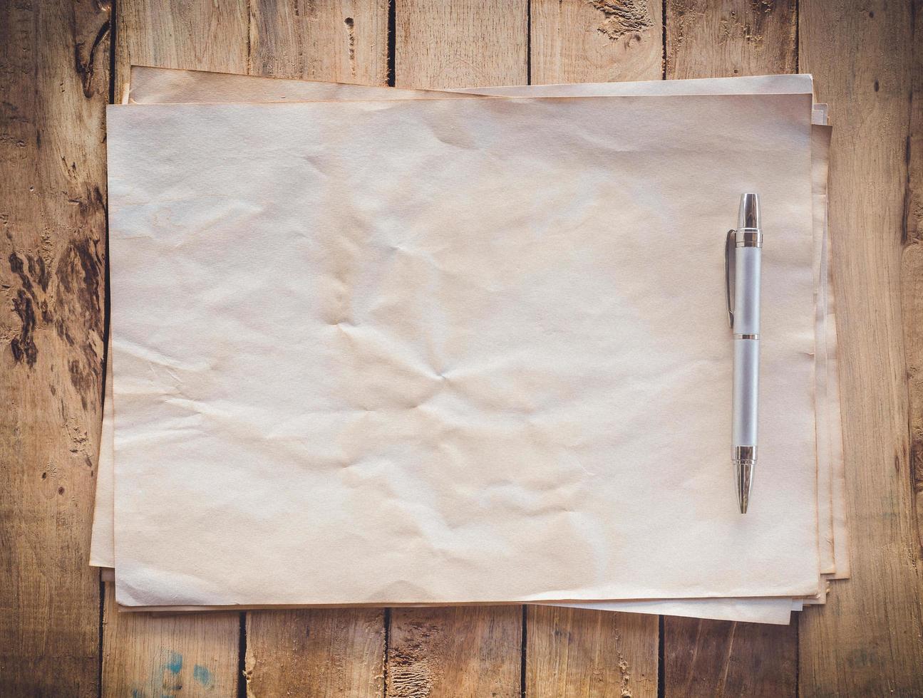 alt Papier und Stift auf Holz Hintergrund mit Raum foto