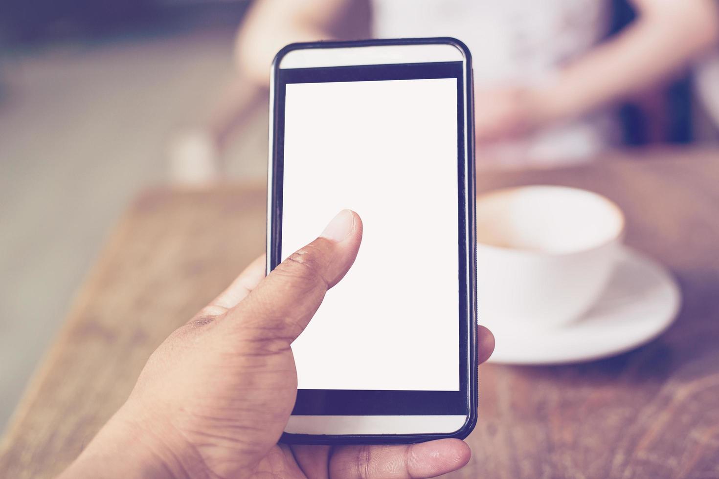 schließen oben von Hände Mann mit Telefon im Kaffee Geschäft mit Tiefe von Feld foto