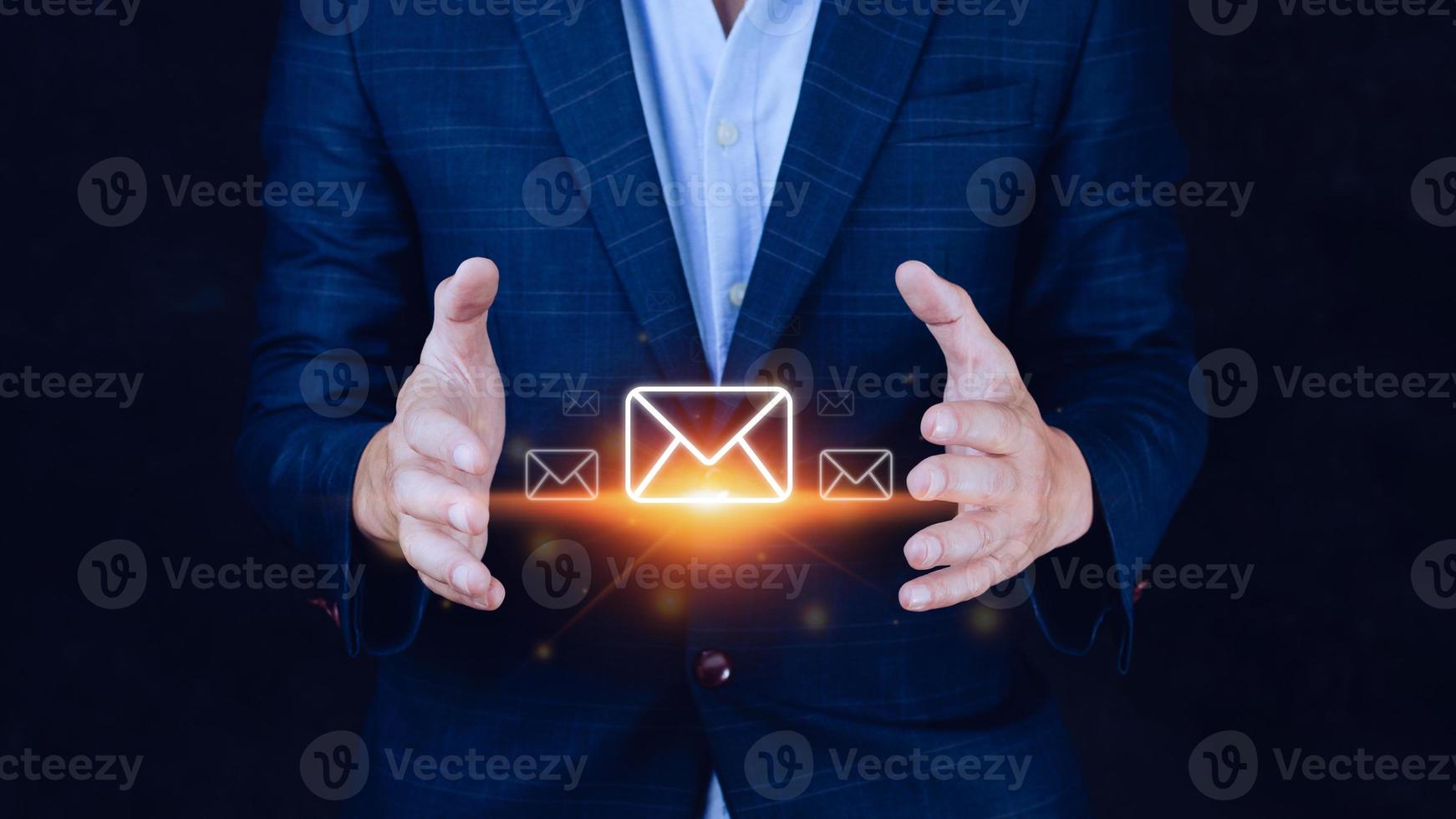 Geschäftsmann halten Überprüfung Email online mit virtuell Schnittstelle technologie.direkt Marketing, online Nachricht, Email, elektronisch Post, Kommunikation Konzept. foto