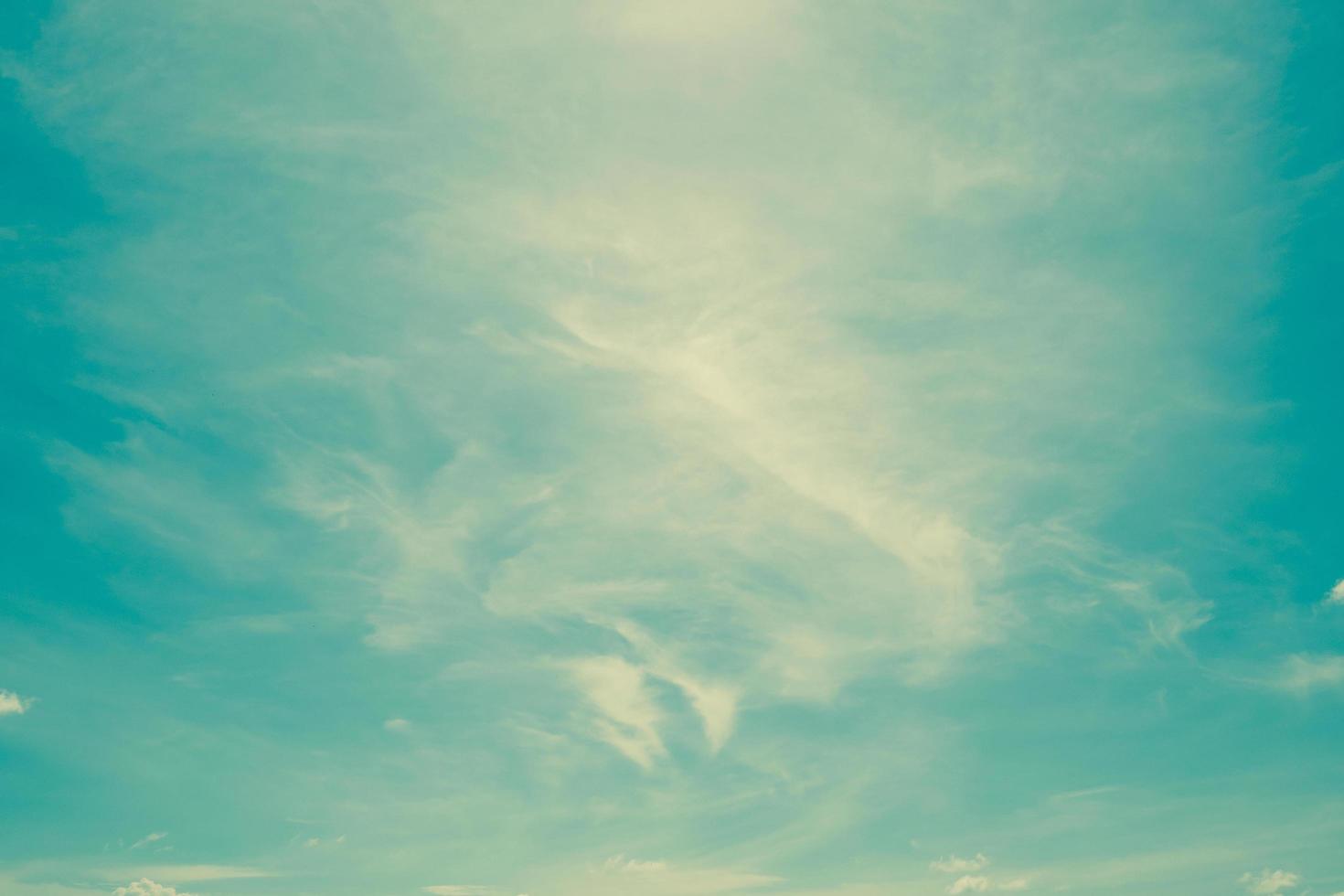 Wolken Jahrgang auf das Himmel mit Raum und Jahrgang getönt. foto