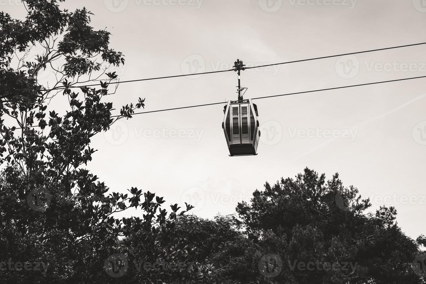 Seilbahn über den Bäumen aufgehängt foto