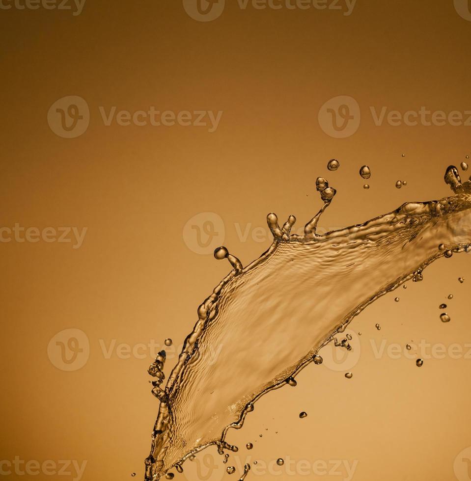 fallen Wasser auf ein golden Hintergrund foto