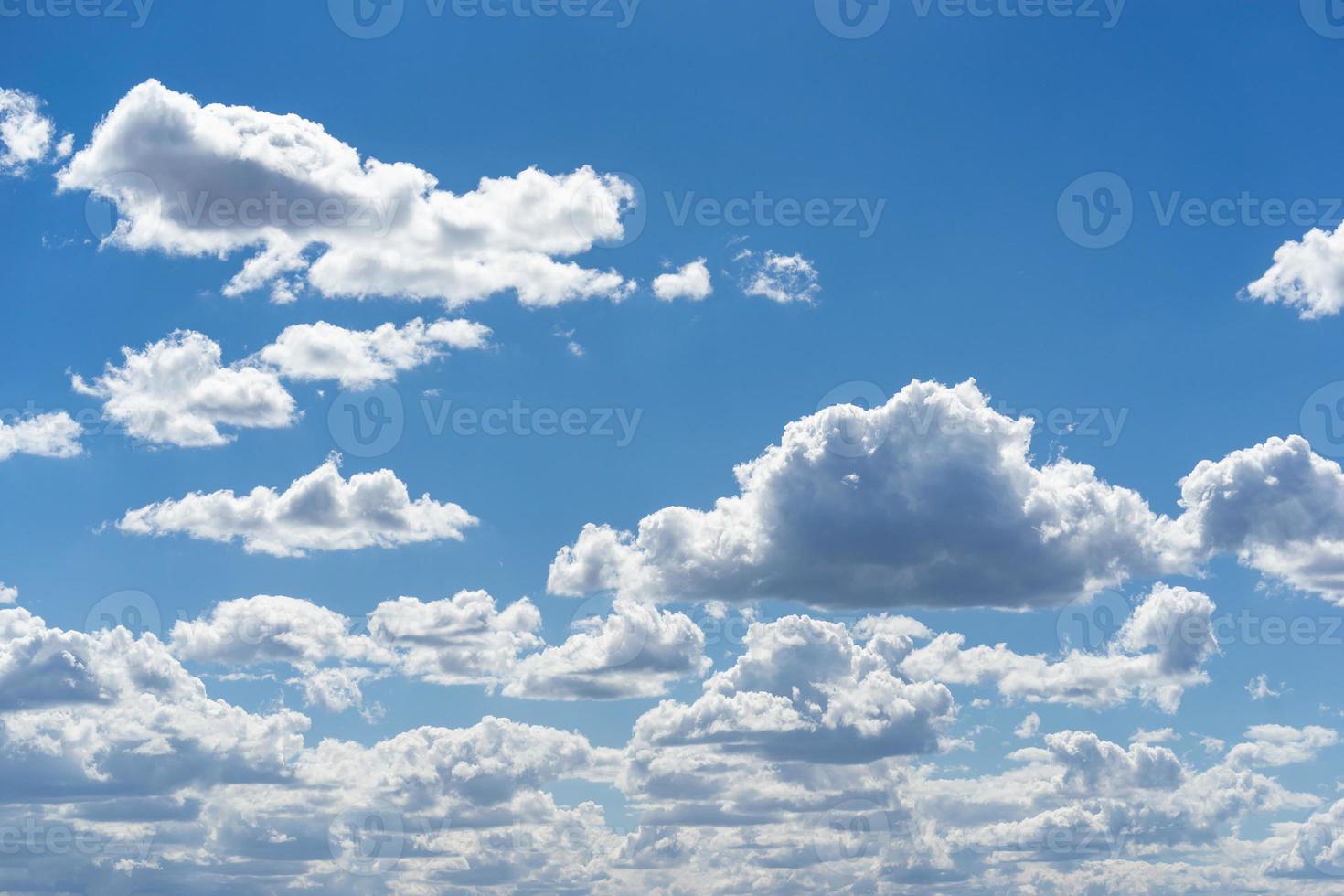 Cumuluswolken am Himmel foto