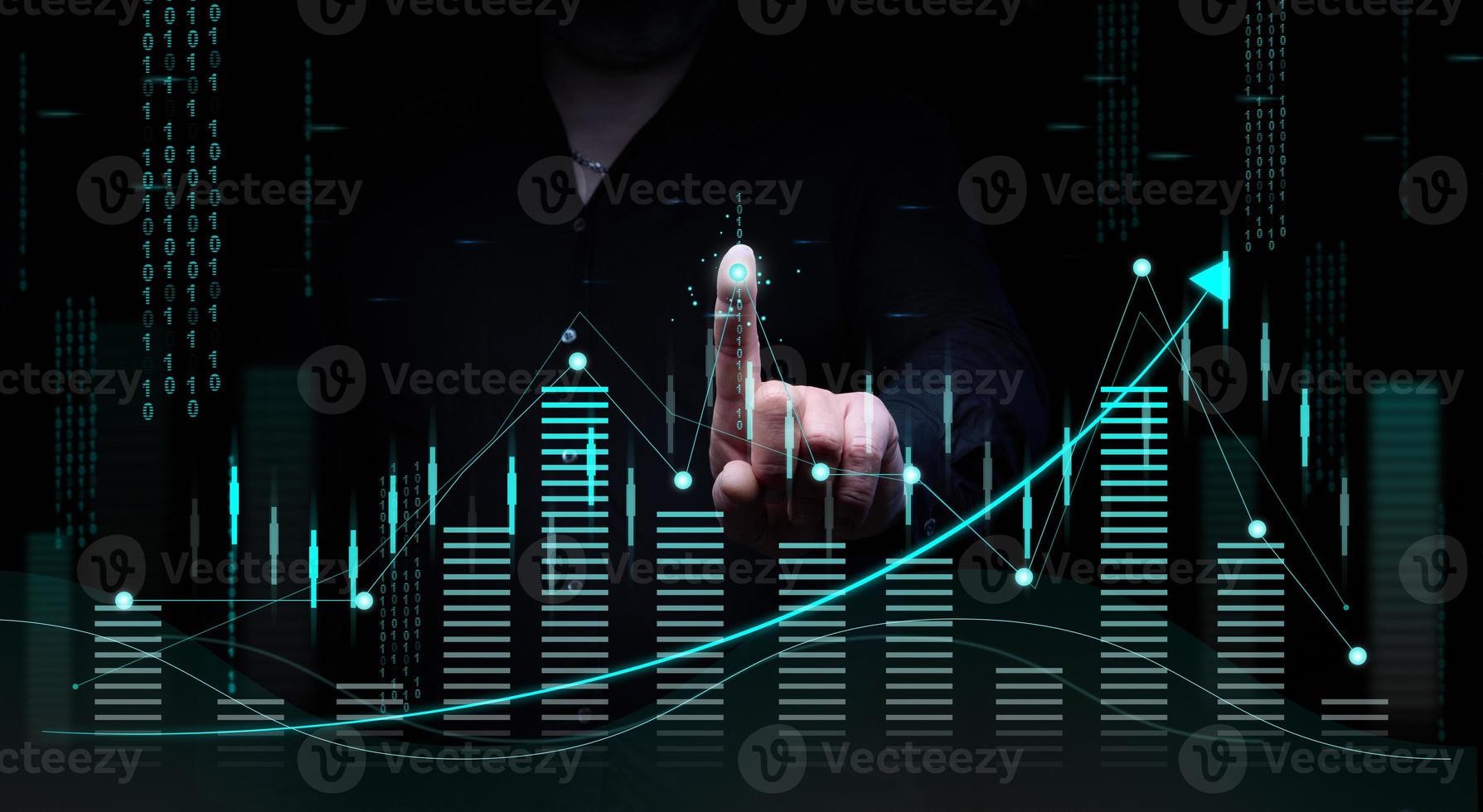 Mann im ein schwarz Hemd steht im Vorderseite von ein holographisch Graph mit wachsend Indikatoren. Geschäft Wachstum, Der Umsatz erhöhen, ansteigen foto