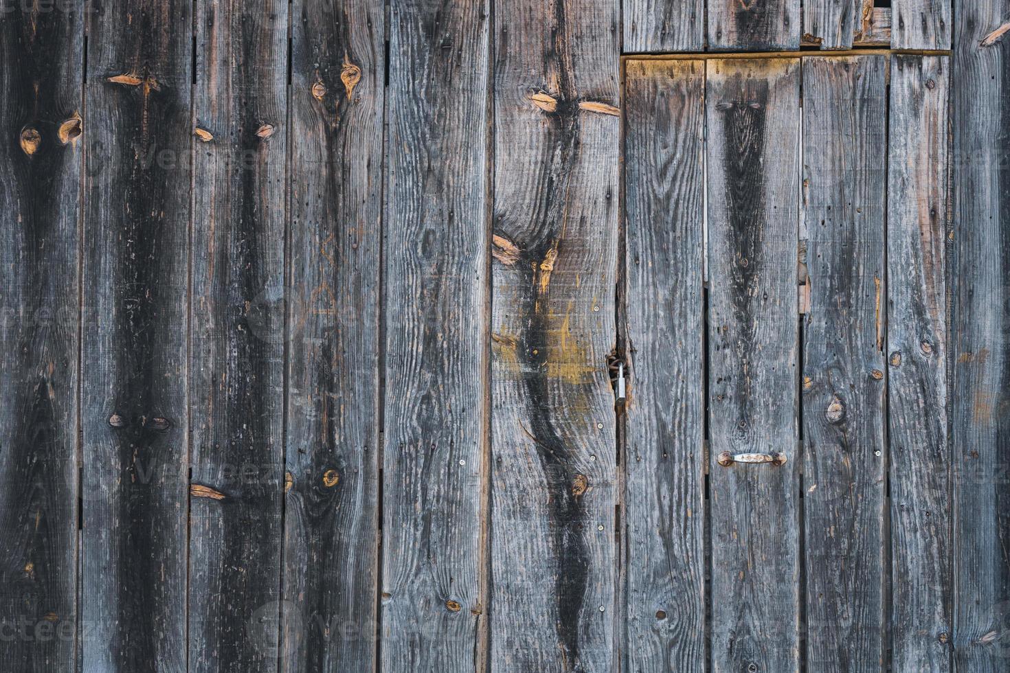 Detail einer alten rustikalen Holztür foto