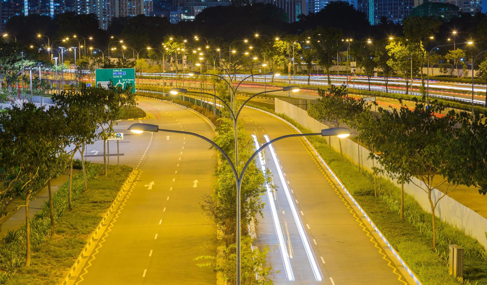 Straße in Singapur in der Nacht foto