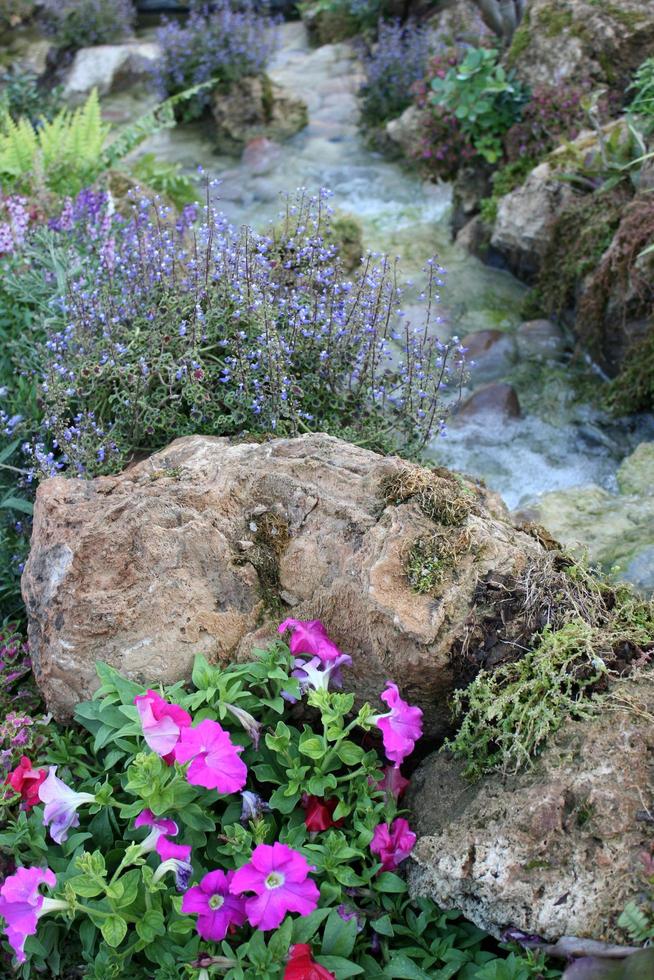 kleiner Wasserfall mit Blumen foto