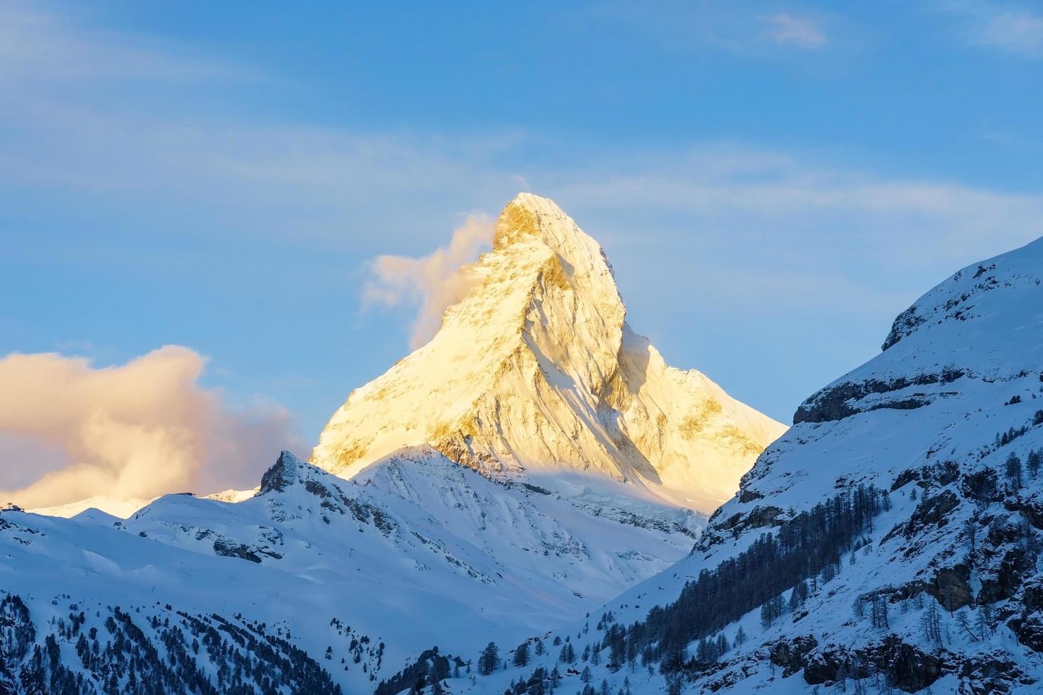 Blick auf den schönen Matterhorngipfel in der Schweiz foto