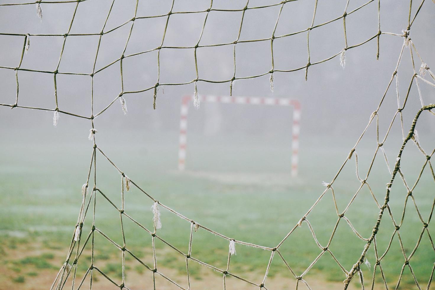 Fußballnetz auf einem Feld foto