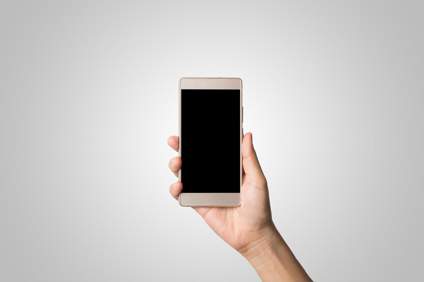Hand, die ein Smartphone lokalisiert auf weißem Hintergrund hält foto