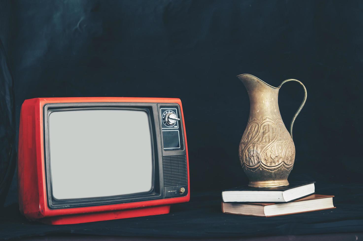 altes Retro-TV-Stillleben mit Blumenvase auf Büchern foto