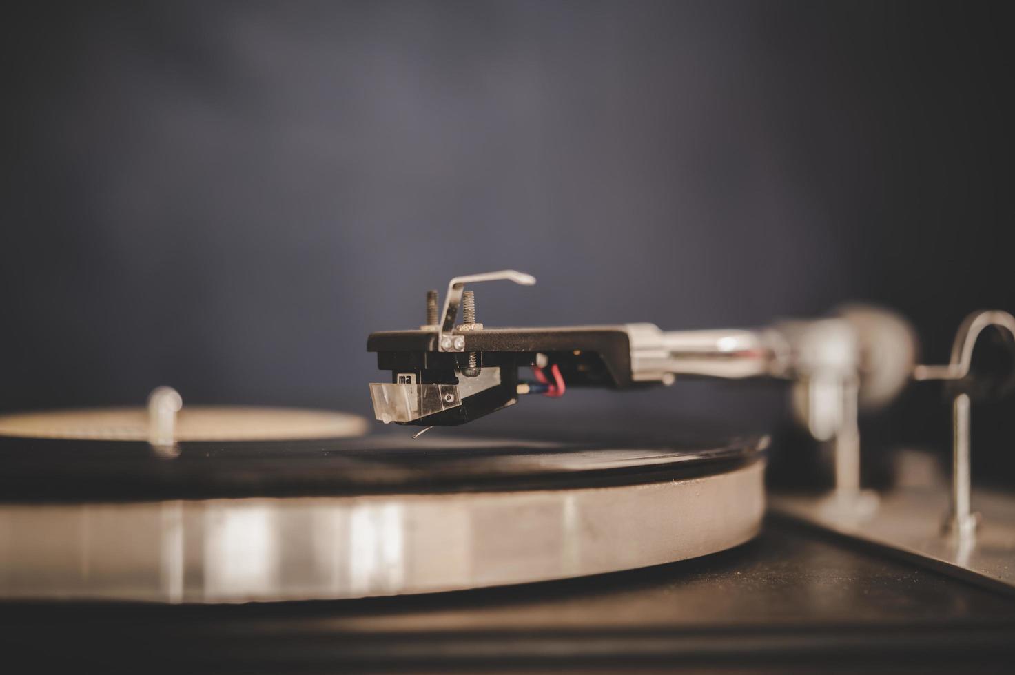 sich drehender Plattenspieler mit Vintage-Vinyl foto