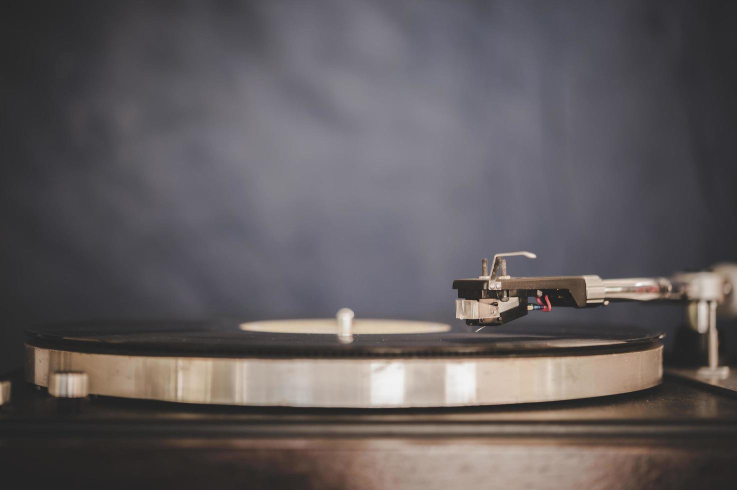 sich drehender Plattenspieler mit Vintage-Vinyl foto