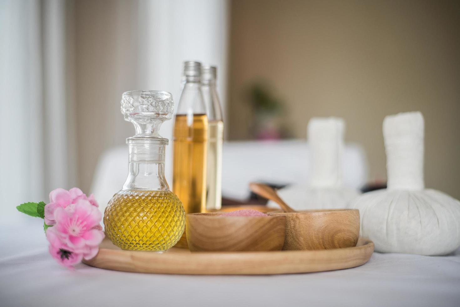 Flasche ätherisches Öl und Wellnessanwendungen foto