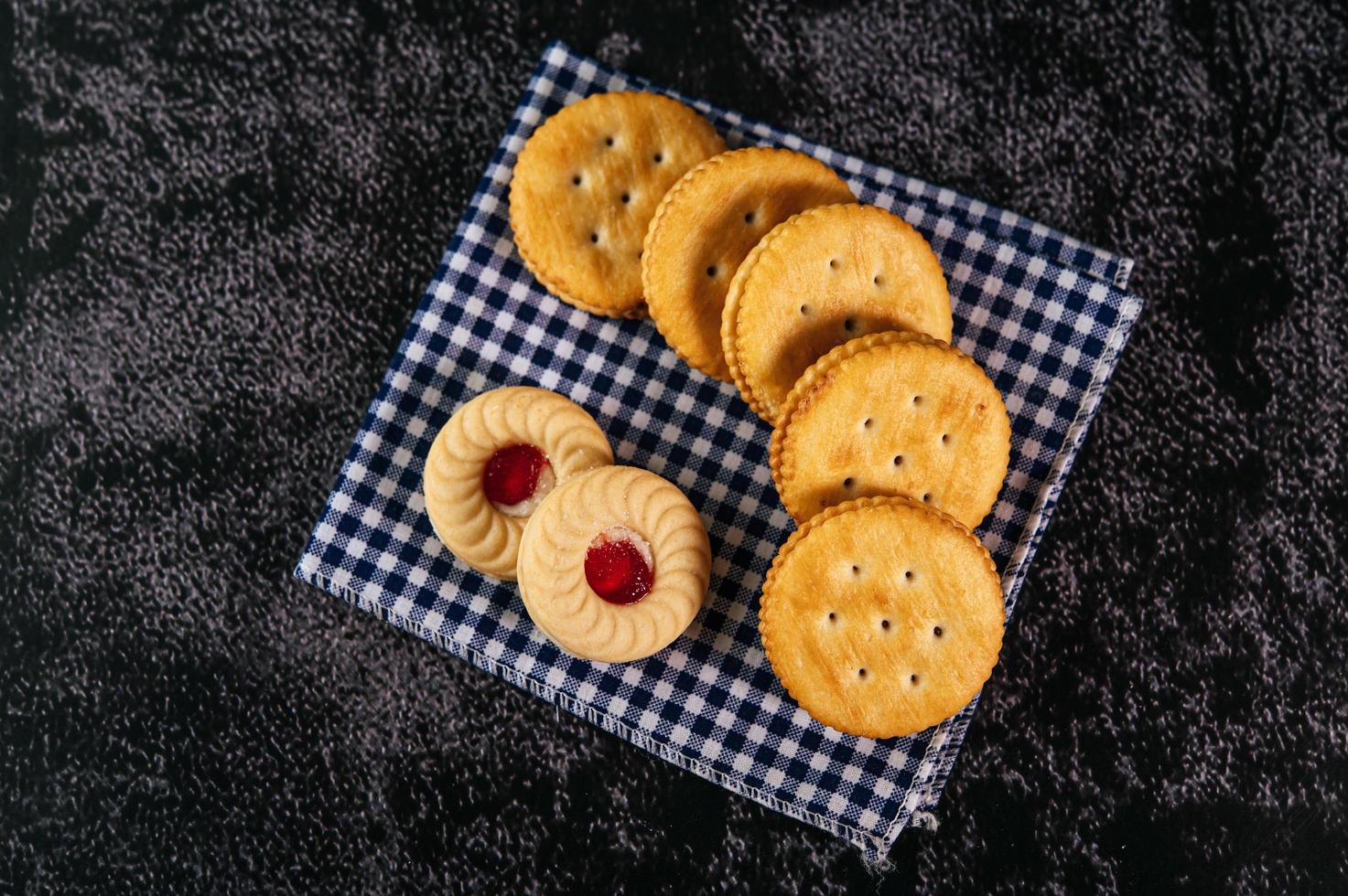 Kekse auf Stoff gelegt, von oben gesehen foto