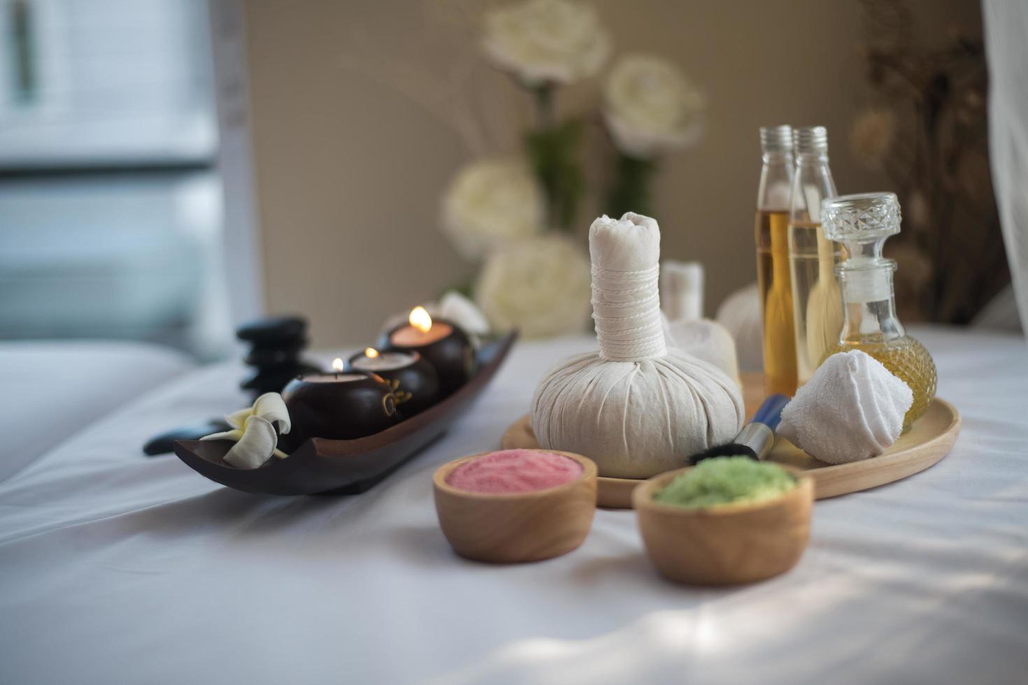 Flasche ätherisches Öl und Wellnessanwendungen foto