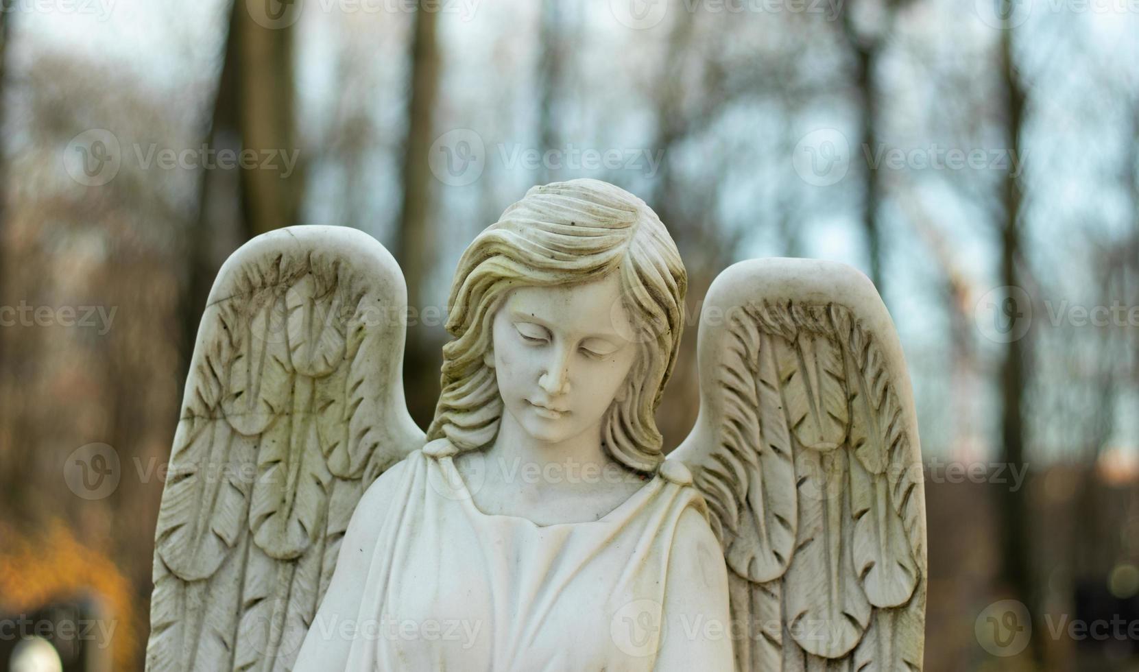 Marmor Weiß weiblich Engel mit Flügel mit verschwommen Hintergrund foto