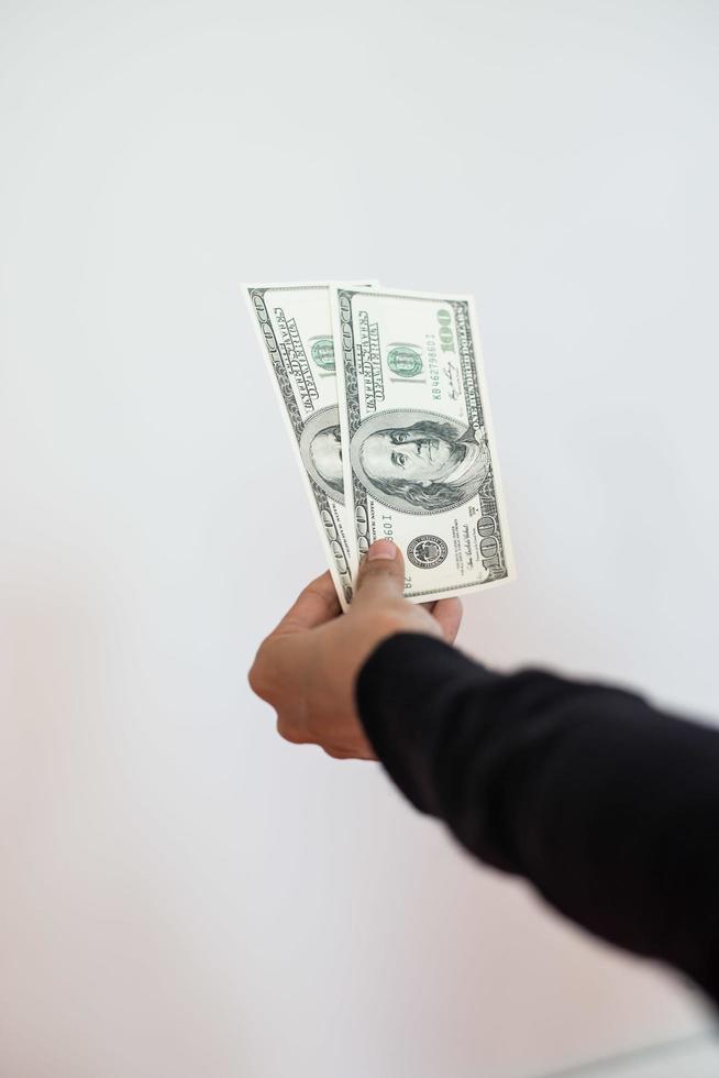Hand mit Geld lokalisiert auf einem weißen Hintergrund foto