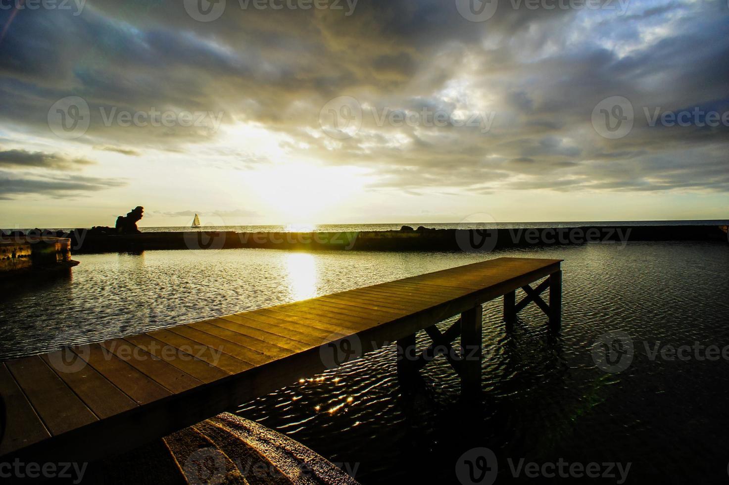 Dock entlang das Wasser foto