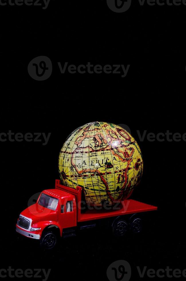 Spielzeug LKW mit Globus foto