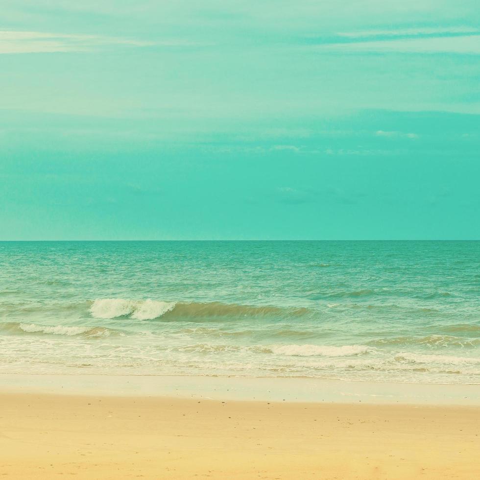 Meer und Strand mit Jahrgang Ton. foto