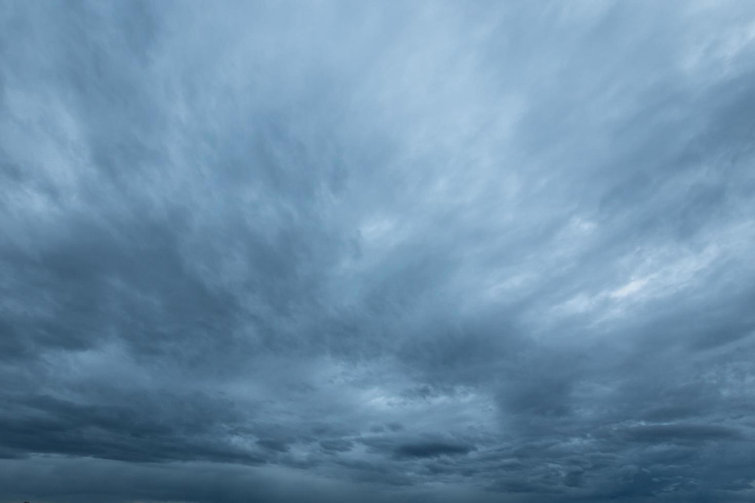 Regenwolken und Nimbus im regnerisch Jahreszeit foto