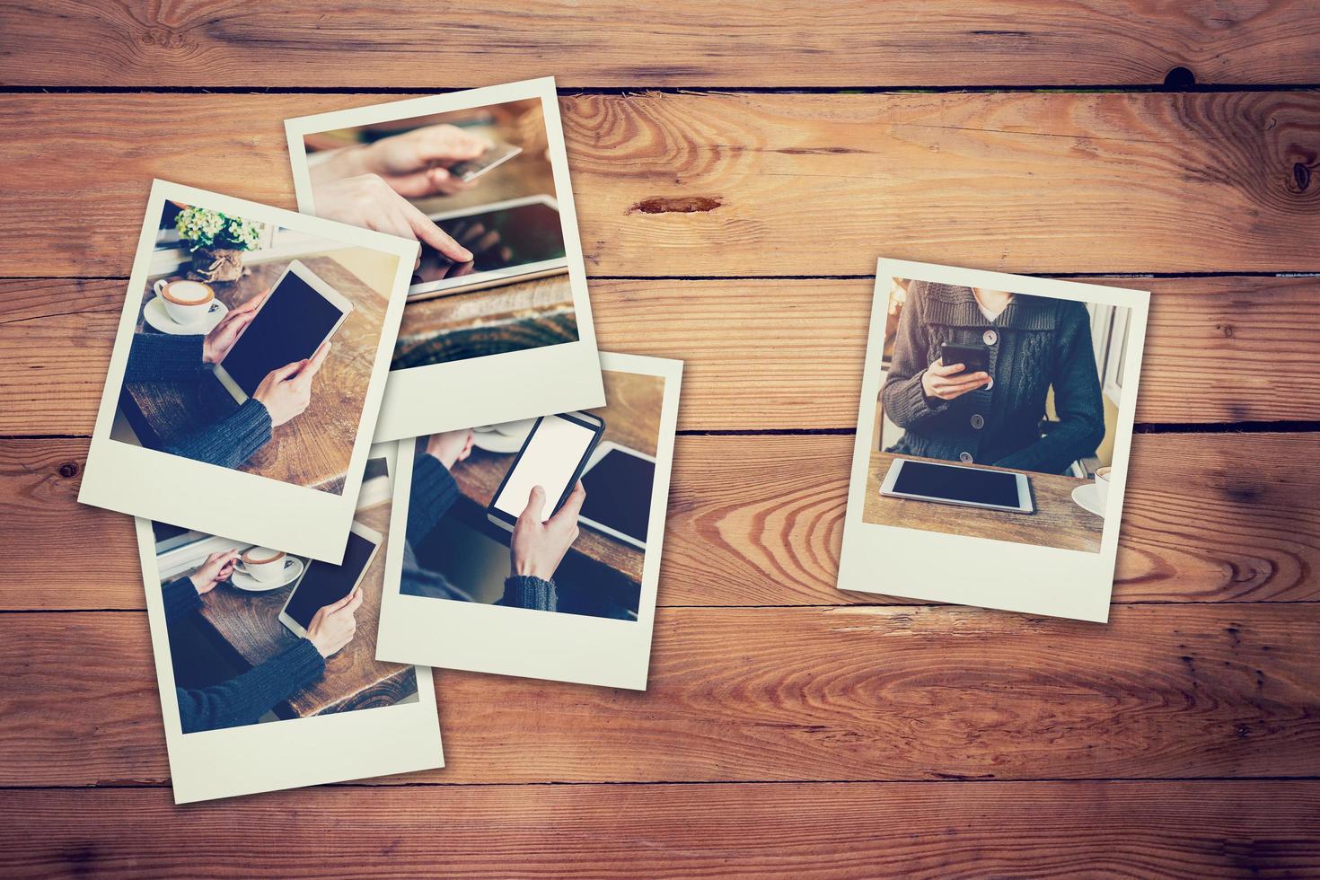 Rahmen Fotos Frau mit Telefon und Tablette einstellen im Kaffee Geschäft Konzept auf Tabelle Holz Hintergrund. Jahrgang gefiltert.