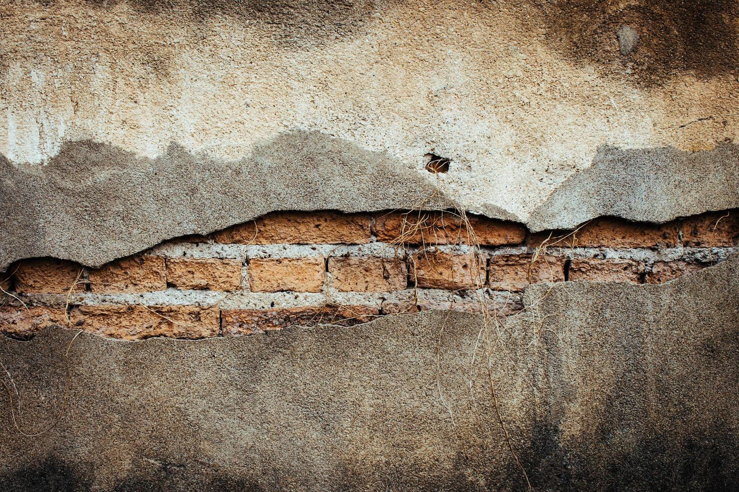 alt Backstein Mauer mit geknackt Hintergrund und Textur foto