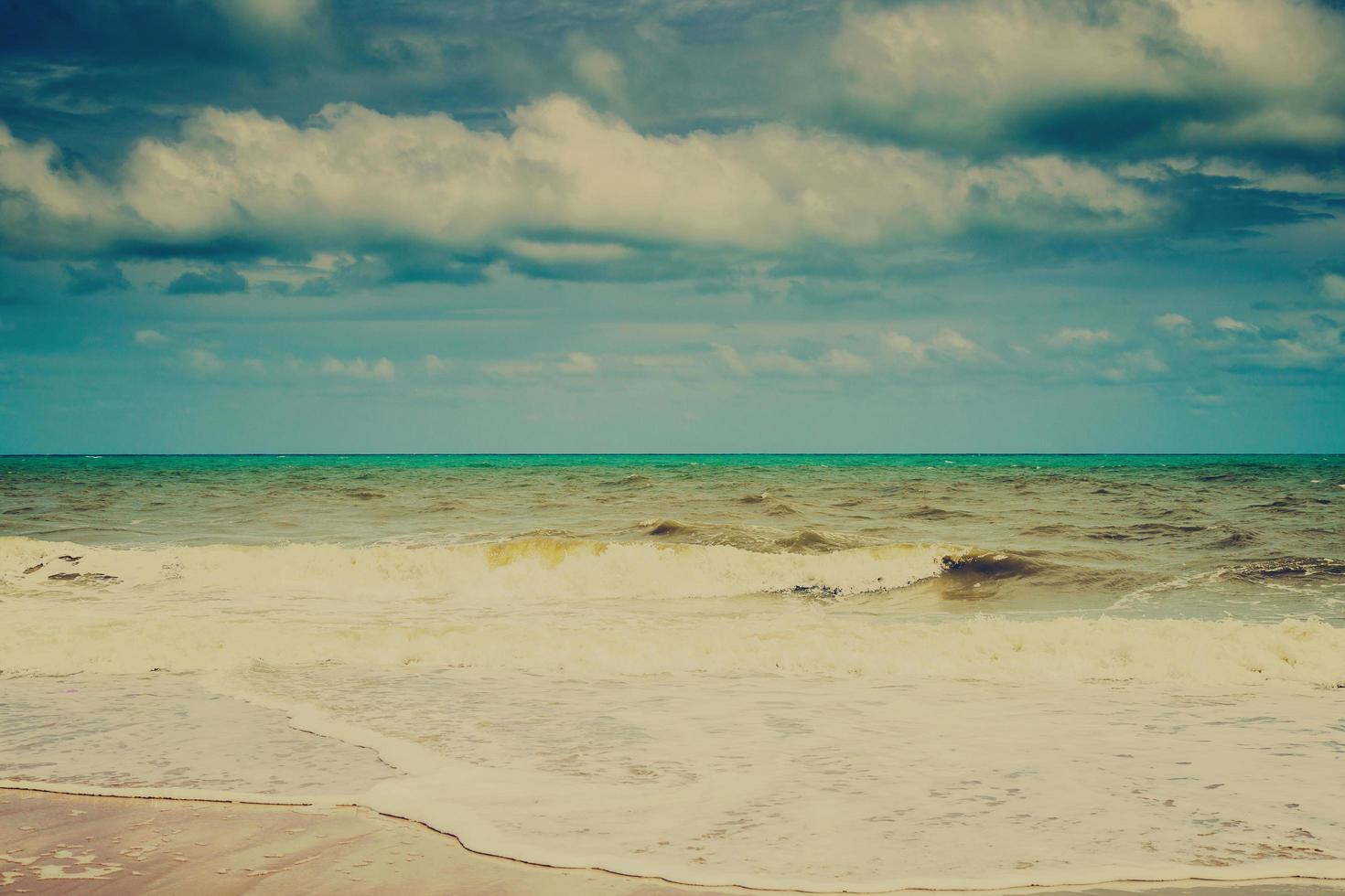 Strand Meer und Wolken im Sommer- mit Jahrgang Ton. foto