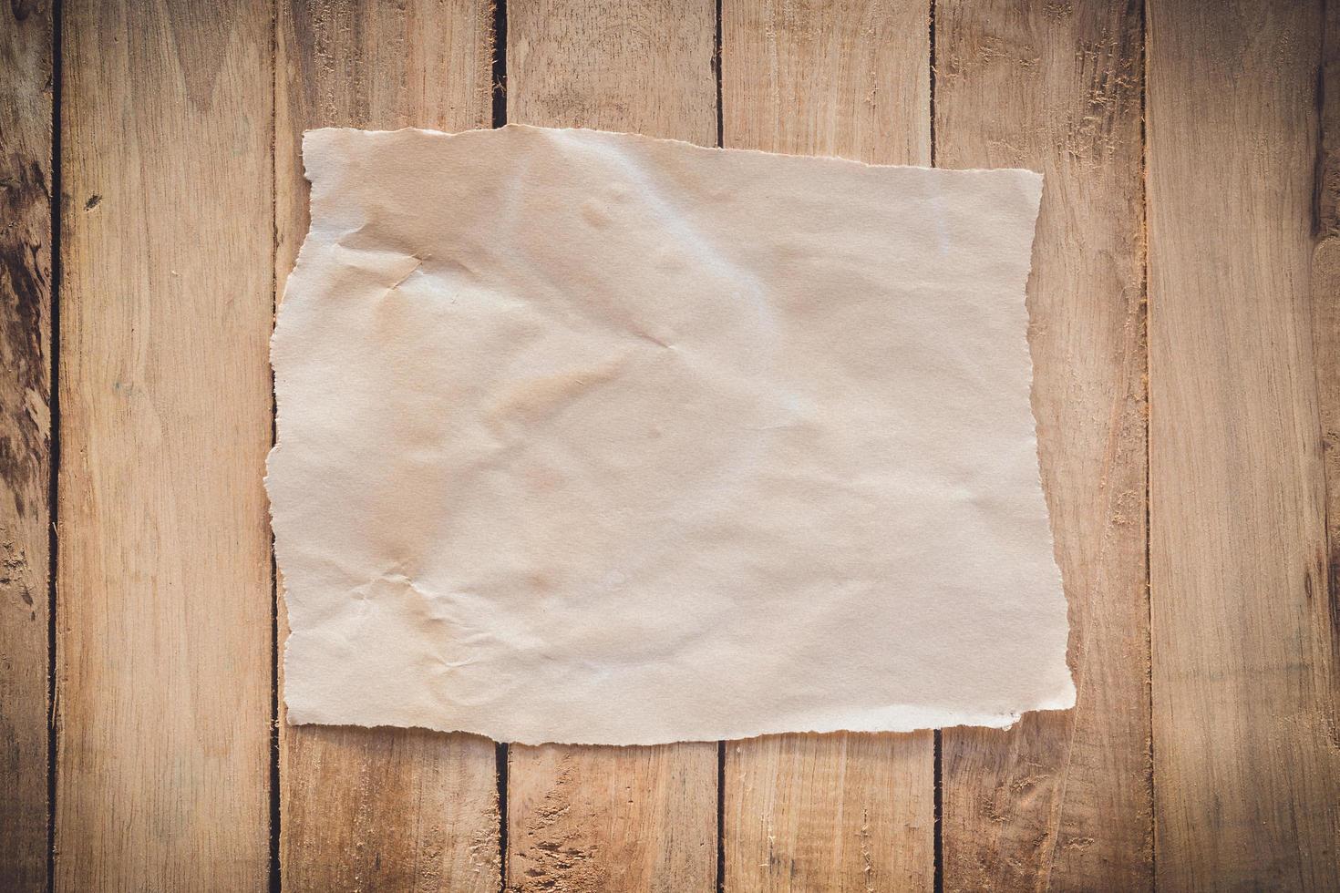 alt zerrissen Papier auf Holz Hintergrund mit Raum foto