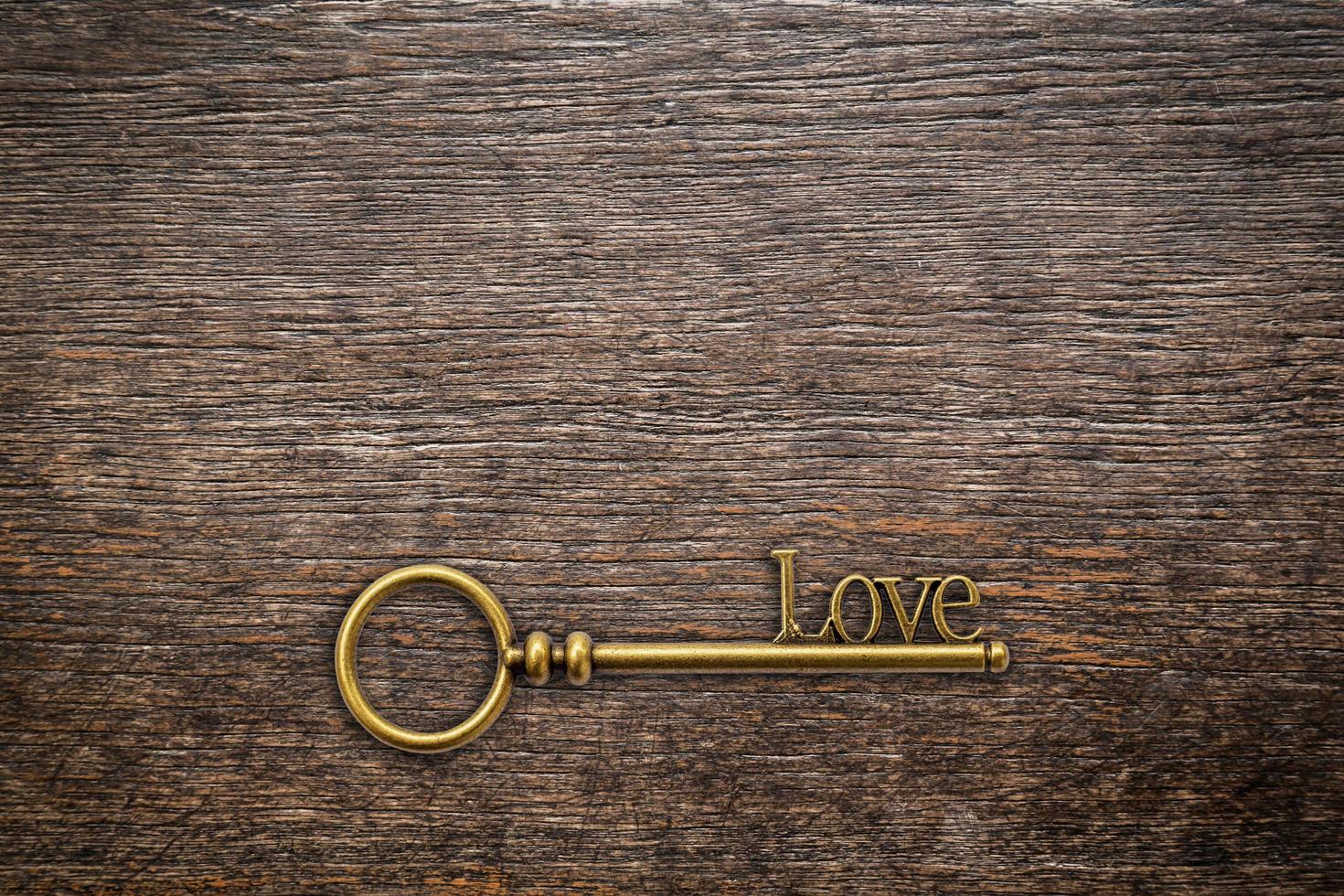 Jahrgang Schlüssel zum Liebe auf Holz Hintergrund mit Raum. Valentinstag Hintergrund. foto